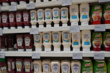Dubai Uae Aralık 2019 Heinz, Knorr Nandos marka domates ketçapı ve mayonez sergisi satılık. Light mayonezli, biberli mayonez soslu. Raflarda çeşitli soslar var..