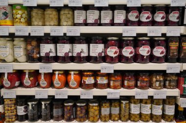 Dubai Uae Aralık 2019 Geleneksel Meyve ve Sebze Turşusu. Mağaza rafındaki tuzlu turşu kavanozları. Pancar, zeytin, lahana, salatalık, soğan, domates..