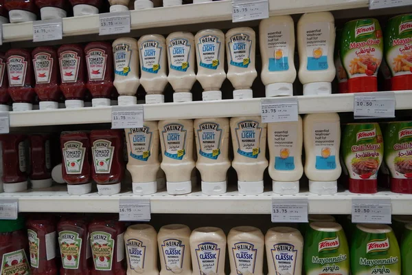 Dubai uae Dezember 2019 Sorte heinz, knorr nandos Marke Tomatenketchup und Mayonnaise im Geschäft zum Verkauf. Leichte Mayo, Chili Mayo Sauce. Flaschen mit verschiedenen Soßen im Regal. — Stockfoto