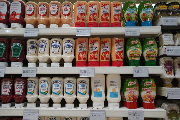 Dubai Uae December 2019 Variety Of Heinz, Knorr Nandos Marka Pomidor Ketchup And Mayonnaise Wyświetlacz w sklepie Na sprzedaż. Lekki majonez, sos chilli majonez. Butelki różnych sosów na półkach. — Zdjęcie stockowe