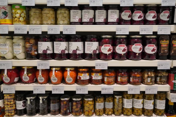 Dubai Uae December 2019 Hagyományos török savanyúság különböző gyümölcsök és zöldségek. Egy üveg sós uborka egy bolti polcon. Cékla, olajbogyó, káposzta, uborka, hagyma, paradicsom. — Stock Fotó
