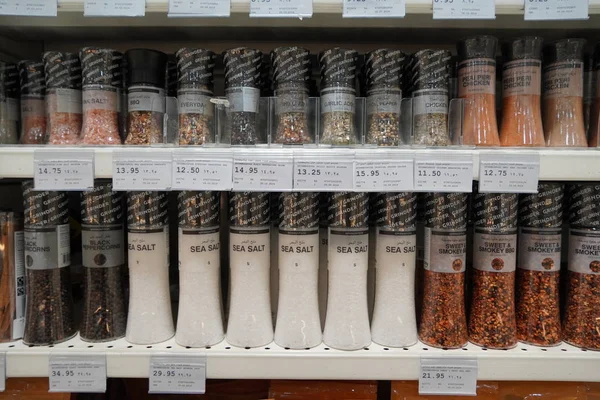 Dubai uae dezembro 2019 Sal marinho, pimenta, especiarias, ervas, coentros etc colocados em prateleiras para venda. Prateleiras com ervas, especiarias e temperos em um supermercado. Frascos de vidro de especiarias em uma loja . — Fotografia de Stock