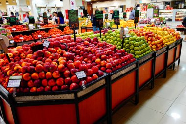 Süpermarkette kutuların üzerinde kırmızı, sarı ve yeşil elmalar var. Elmalar halka açık pazarda satılıyor. Organik yiyecekler mağazada taze elmalar Dubai BAE Aralık 2019