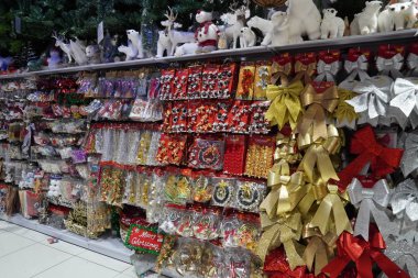 Noel Pazarı. Noel Süslemeleri Ağaç Süslemeleri, Parlak Baubles, Hediye Çorapları, Antler Saç bantları, Yeni Dekorasyonlar, İşaretler ve Şenlikli Hayvanlar - Dubai Uae Aralık 2019