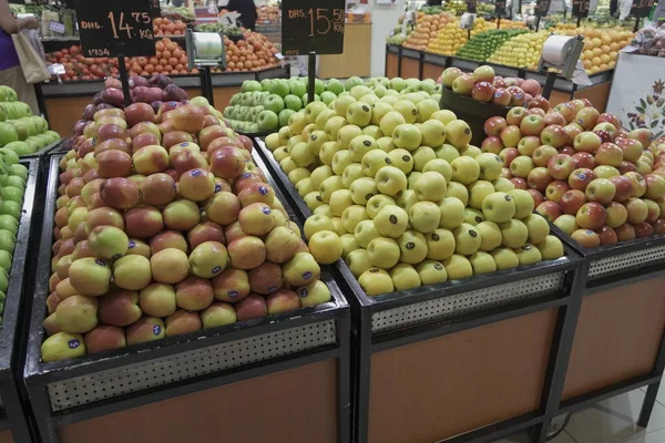 Bando de maçãs vermelhas, amarelas e verdes em caixas no supermercado. Maçãs a serem vendidas no mercado público. Alimentos orgânicos Maçãs frescas na loja, loja - Dubai Emirados Árabes Unidos dezembro 2019 — Fotografia de Stock