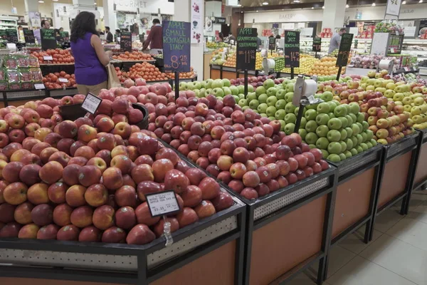 Bündel roter, gelber und grüner Äpfel auf Kartons im Supermarkt. Äpfel, die auf öffentlichen Märkten verkauft werden. Biolebensmittel Frische Äpfel im Laden, Geschäft - Dubai VAE Dezember 2019 — Stockfoto