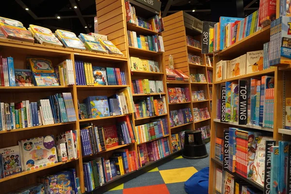 Crianças desenhando e colorindo livros em prateleiras em uma livraria para venda. Biblioteca seção livros infantis. Variedade de livros à venda na prateleira de livros na biblioteca. Supermercado. Dubai Uae Dezembro 2019. — Fotografia de Stock