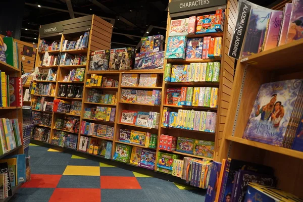 Kinder malen und malen Bücher in Regalen in einer Buchhandlung zum Verkauf. Kinderbücher in der Bibliothek. Eine Vielzahl von Büchern zum Verkauf im Bücherregal in der Bibliothek. Supermarkt. Dubai Uae Dezember 2019. — Stockfoto