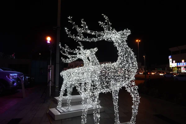 Renna incandescente fatta di filo e lampadine. Addobbi natalizi. Luci di Natale su rete metallica a forma di renna. Deer Natale decorazione esterna. Luce decorativa- Dubai Emirati Arabi Uniti Dicembre 2019 — Foto Stock