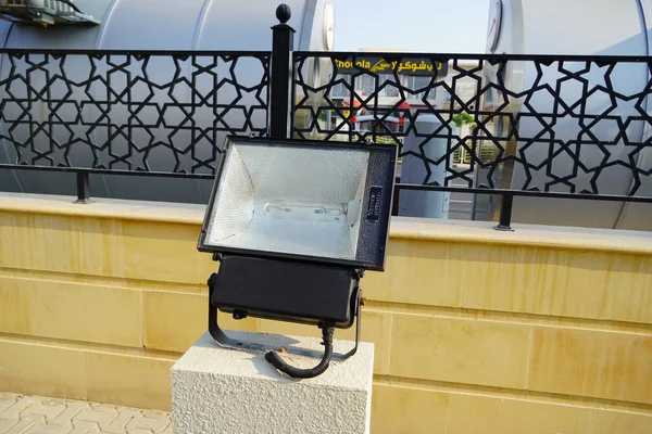 Dubai Emirados Árabes Unidos novembro 2019: Feche a lâmpada LED externa no quintal. Grande luz exterior para a construção de coloração. Luz de inundação LED, luz do ponto que ilumina um edifício. Luz elétrica durante a noite. — Fotografia de Stock