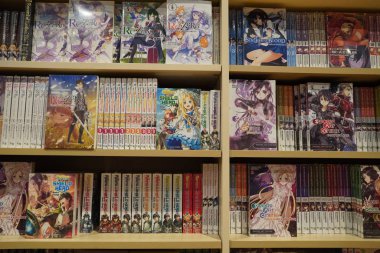 Bir kitapçıda satılık çeşitli Japon çizgi romanları. Anime, Mange. Satılık çeşitli mangalar sergileniyor. Manga çizgi romanları. Japon kültürü. Japon çizgi roman dergileri. - Dubai BAE Aralık 2019