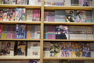 Bir kitapçıda satılık çeşitli Japon çizgi romanları. Anime, Mange. Satılık çeşitli mangalar sergileniyor. Manga çizgi romanları. Japon kültürü. Japon çizgi roman dergileri. - Dubai BAE Aralık 2019