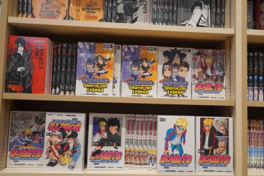 Bir kitapçıda satılık çeşitli Japon çizgi romanları. Anime, Mange. Satılık çeşitli mangalar sergileniyor. Manga çizgi romanları. Japon kültürü. Japon çizgi roman dergileri. - Dubai BAE Aralık 2019