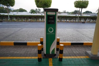 Akıllı Dubai araba şarj istasyonları otoparkta. Sokak istasyonunda modern elektrikli arabalar (yeni enerji araçları, NEV) şarj ediliyor. Güç kaynağı. Elektrikli araba şarj istasyonu - Dubai BAE Aralık 2019