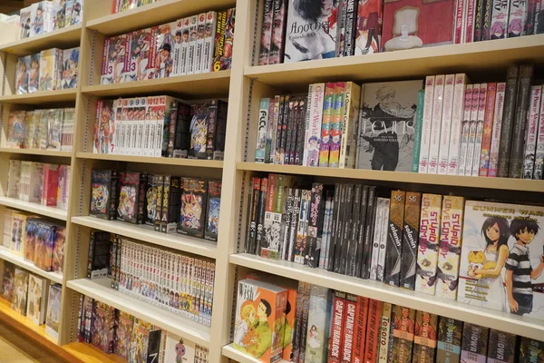 Varios libros de dibujos animados japoneses a la venta en una librería. Anime, Mange. Varios mangas en exhibición para la venta. Libro de cómics Manga. Cultura japonesa. Revistas cómicas japonesas. - Dubai UAE diciembre 2019 — Foto de Stock