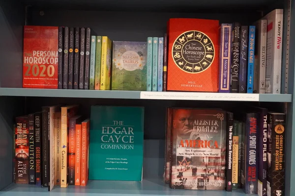 Libros de Horóscopo Astrología Zodiac Horóscopo Zodiac Fortune Signo Mith Stars Symbol, Tradicional - Dubai UAE diciembre 2019. —  Fotos de Stock