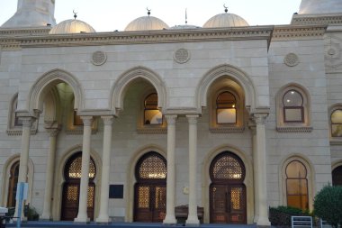 Dubai BAE Aralık 2019 Süslü bir cami cephesi. Arap mimarisi. Cami 'nin Arap tarzı kapıları. Jumeirah 'daki Humaid Al Tayer Mescidi. En güzel cami manzarası.