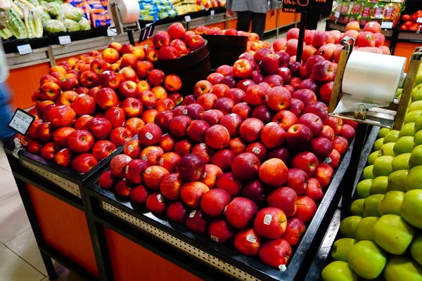 슈퍼마켓 박스에 붉은 사과와 녹색 사과가 뭉쳐 있습니다. 사과는 공공 시장에서 판매 된다. ( 영어 ) Organic food Fresh apple in shop, store - Dubai UAE 2019 년 12 월 — 스톡 사진