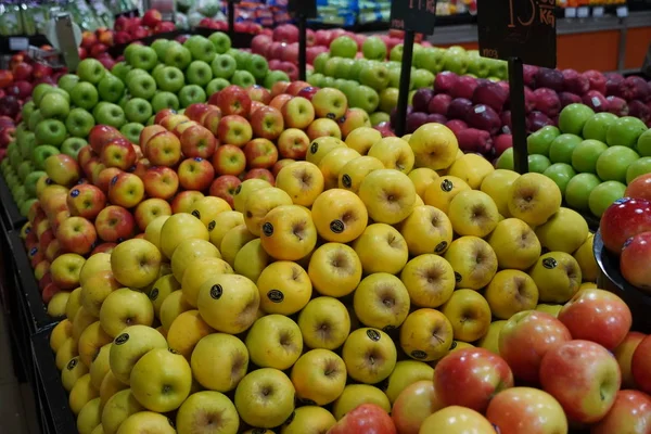 Bündel roter, gelber und grüner Äpfel auf Kartons im Supermarkt. Äpfel, die auf öffentlichen Märkten verkauft werden. Biolebensmittel Frische Äpfel im Laden, Geschäft - Dubai VAE Dezember 2019 — Stockfoto