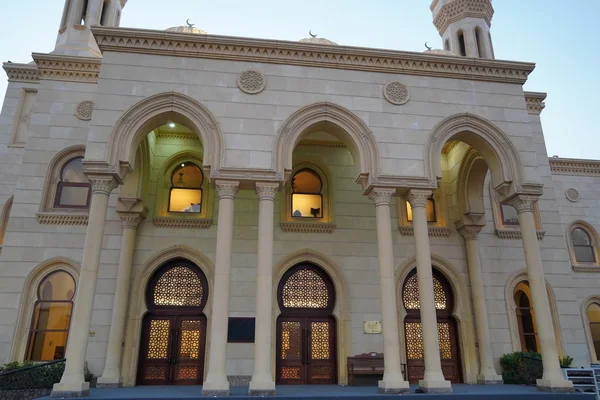 Dubai Emirados Árabes Unidos dezembro 2019 Fachada de uma mesquita com decoração ornamentada. Arquitetura árabe. Árabe oriental portas de estilo de mesquita. Humaid Al Tayer Masjid em Jumeirah. Mesquita mais bonita vista frontal . — Fotografia de Stock