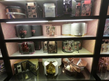 Dubai BAE - Mayıs 2019: Victoria 's Secret mağazasında. Victoria 's Secret parfümleri, satılık kremler. Victoria 's Secret kadın iç çamaşırı, kadın giyim ve güzellik ürünleri perakendecisi..