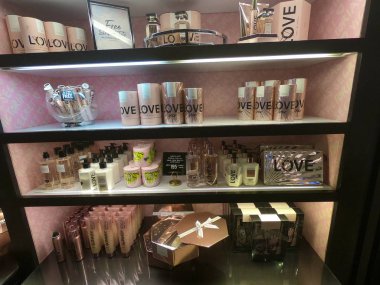 Dubai BAE - Mayıs 2019: Victoria 's Secret mağazasında. Victoria 's Secret parfümleri, satılık kremler. Victoria 's Secret kadın iç çamaşırı, kadın giyim ve güzellik ürünleri perakendecisi..