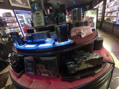 Dubai BAE - Mayıs 2019: Victoria 's Secret mağazasında. Victoria 's Secret parfümleri, satılık kremler. Victoria 's Secret kadın iç çamaşırı, kadın giyim ve güzellik ürünleri perakendecisi..