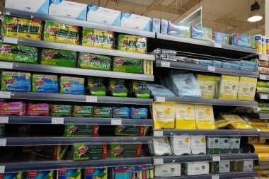 Scotch Brite süngerleri ve diğer markalar kumaş temizleme, satılık önlükler. Mikrofiber temizlik giysileri, rafta siyah plastik torbalar. Temizlik aletleri. - Dubai Uae Aralık 2019