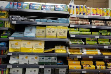 Scotch Brite süngerleri ve diğer markalar kumaş temizleme, satılık önlükler. Mikrofiber temizlik giysileri, rafta siyah plastik torbalar. Temizlik aletleri. - Dubai Uae Aralık 2019