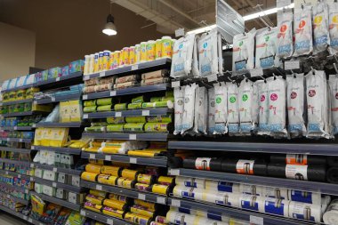 Scotch Brite süngerleri ve diğer markalar kumaş temizleme, satılık önlükler. Mikrofiber temizlik giysileri, rafta siyah plastik torbalar. Temizlik aletleri. - Dubai Uae Aralık 2019