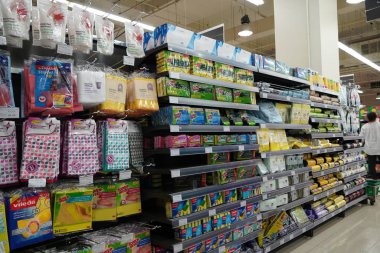 Scotch Brite süngerleri ve diğer markalar kumaş temizleme, satılık önlükler. Mikrofiber temizlik giysileri, rafta siyah plastik torbalar. Temizlik aletleri. - Dubai Uae Aralık 2019