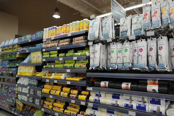 Scotch Brite süngerleri ve diğer markalar kumaş temizleme, satılık önlükler. Mikrofiber temizlik giysileri, rafta siyah plastik torbalar. Temizlik aletleri. - Dubai Uae Aralık 2019