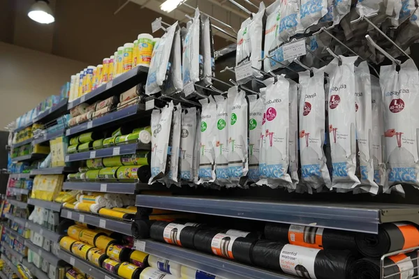 Scotch Brite süngerleri ve diğer markalar kumaş temizleme, satılık önlükler. Mikrofiber temizlik giysileri, rafta siyah plastik torbalar. Temizlik aletleri. - Dubai Uae Aralık 2019