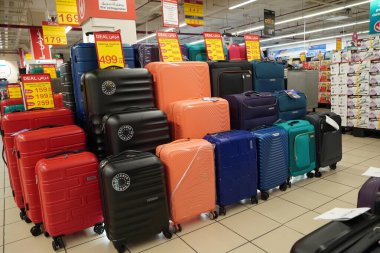 Bagaj bölmesi olan bir mağaza manzarası. Satılık çok renkli bavullar. İndirim etiketli plastik ve bez bavullar. Kara Cuma indirimi kavramı. - Dubai Uae Aralık 2019