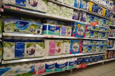 Tuvalet kağıdı paketleri üst üste yığılmış. Markette satılmak üzere çeşitli marka kağıt mendiller satılıyor. Dükkanda tuvalet kağıdı paketleri var. - Dubai BAE Aralık 2019