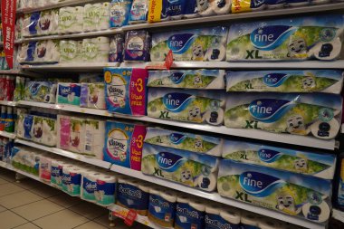 Tuvalet kağıdı paketleri üst üste yığılmış. Markette satılmak üzere çeşitli marka kağıt mendiller satılıyor. Dükkanda tuvalet kağıdı paketleri var. - Dubai BAE Aralık 2019
