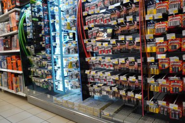 Enerji, Duracell, Eveready Aaa, Aa pilleri satışa sunuldu. Süpermarkette farklı boyutlarda promosyon paketleri var. Raftaki alkali piller - Dubai Uae Aralık 2019