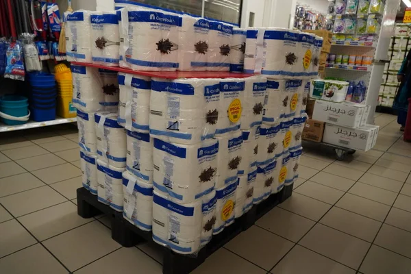 Tuvalet kağıdı paketleri üst üste yığılmış. Markette satılmak üzere çeşitli marka kağıt mendiller satılıyor. Dükkanda tuvalet kağıdı paketleri var. - Dubai BAE Aralık 2019 — Stok fotoğraf