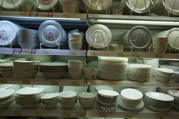 Dishes And Bowls Stacked For Sell At A Shop . Different Selections Of Plates In Sale In Front Of The Shop. Selections Have Different Prices. Varieties of tableware. - Dubai Uae December 2019 — Foto de Stock