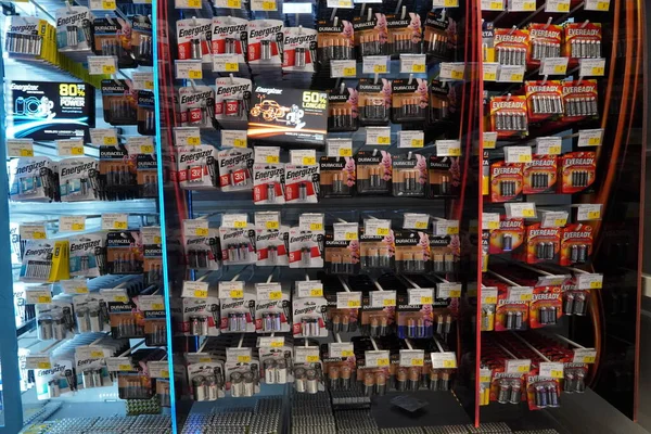 Energizador, Duracell, Eveready Aaa, Aa Baterias exibidas para venda. Baterias de diferentes tamanhos em embalagens blister promoção no supermercado. Baterias alcalinas na prateleira - Dubai Uae dezembro 2019 — Fotografia de Stock