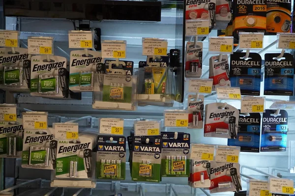 Energizador, Duracell, Eveready Aaa, Aa Baterias exibidas para venda. Baterias de diferentes tamanhos em embalagens blister promoção no supermercado. Baterias alcalinas na prateleira - Dubai Uae dezembro 2019 — Fotografia de Stock