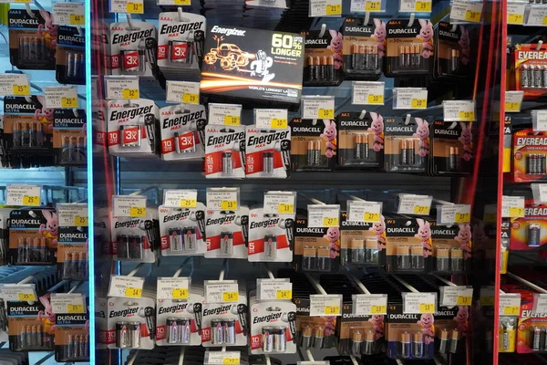 Enerji, Duracell, Eveready Aaa, Aa pilleri satışa sunuldu. Süpermarkette farklı boyutlarda promosyon paketleri var. Raftaki alkali piller - Dubai Uae Aralık 2019