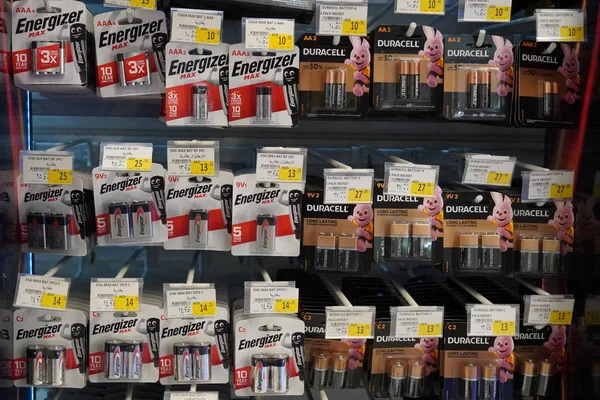 Energizador, Duracell, Eveready Aaa, Aa Baterias exibidas para venda. Baterias de diferentes tamanhos em embalagens blister promoção no supermercado. Baterias alcalinas na prateleira - Dubai Uae dezembro 2019 — Fotografia de Stock