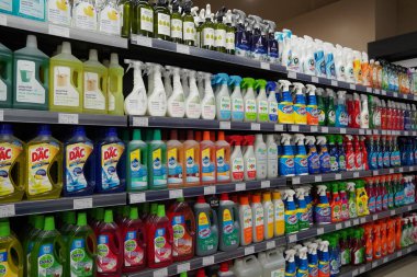 Temizlik malzemeleri, spreyler, Sıvı Temizleme Deterjanları süpermarket standında satılıyor. Raflardaki çeşitli üreticilerin temizlik ürünleri için şişeler ve temizlik ürünleri. - Dubai Uae Aralık 2019