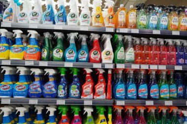 Temizlik malzemeleri, spreyler, Sıvı Temizleme Deterjanları süpermarket standında satılıyor. Raflardaki çeşitli üreticilerin temizlik ürünleri için şişeler ve temizlik ürünleri. - Dubai Uae Aralık 2019