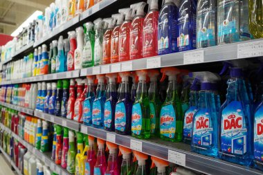 Temizlik malzemeleri, spreyler, Sıvı Temizleme Deterjanları süpermarket standında satılıyor. Raflardaki çeşitli üreticilerin temizlik ürünleri için şişeler ve temizlik ürünleri. - Dubai Uae Aralık 2019