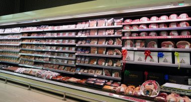 Et, süpermarket, kasap. Süpermarkette bir paket et. Süpermarkette et reyonu. Süpermarkette Paketlenmiş Et Dondurulmuş Bölümü. Pastırma, Türkiye, Tavuk, Biftek Dubai Uae Aralık 2019