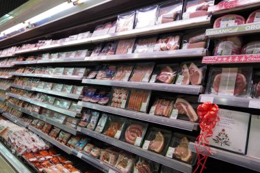 Et, süpermarket, kasap. Süpermarkette bir paket et. Süpermarkette et reyonu. Süpermarkette Paketlenmiş Et Dondurulmuş Bölümü. Pastırma, Türkiye, Tavuk, Biftek Dubai Uae Aralık 2019