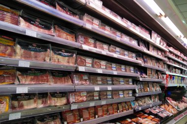 Et, süpermarket, kasap. Süpermarkette bir paket et. Süpermarkette et reyonu. Süpermarkette Paketlenmiş Et Dondurulmuş Bölümü. Pastırma, Türkiye, Tavuk, Biftek Dubai Uae Aralık 2019