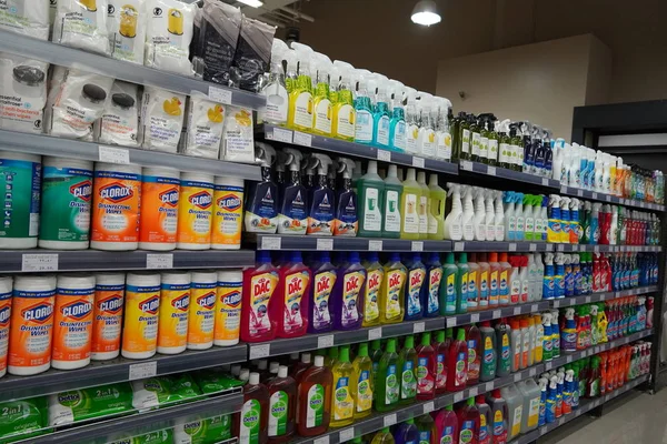 Suprimentos de limpeza, Pulverizadores, Líquidos Detergentes de limpeza para venda no carrinho de supermercado. Garrafas com produtos de limpeza para casa de limpeza de vários fabricantes em prateleiras. - Dubai Uae dezembro 2019 — Fotografia de Stock